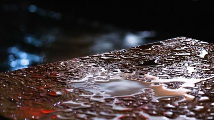 特写夜间铺满雨珠的露台