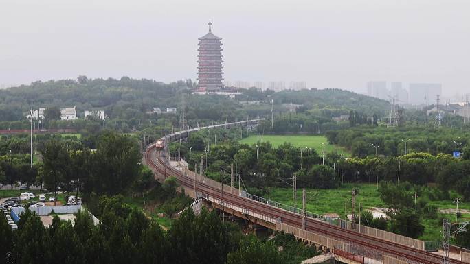 北京西长线和谐号列车和永定塔