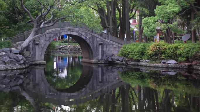 江南园林的拱桥和古建筑风光，上海古钟园