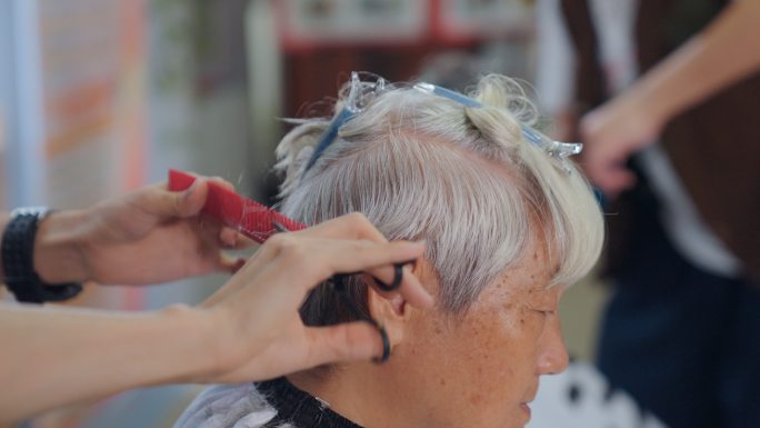 4K志愿者社区义工老人剪头发公益关爱老人