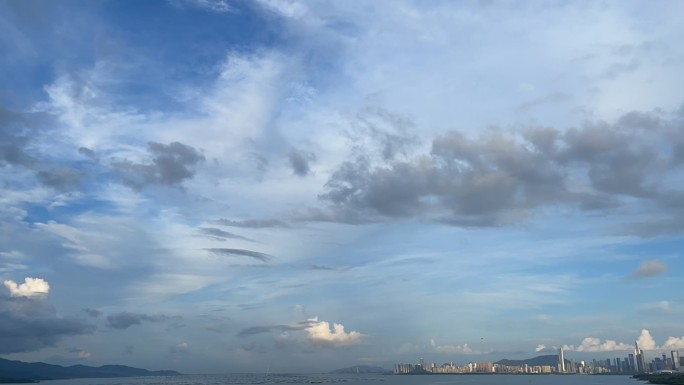 清晨深圳湾海面清晨天空云景 城市晴朗天空