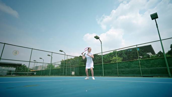 女孩打网球开球