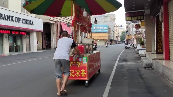 地摊推车早晨城市小工商个体商贩小生意人