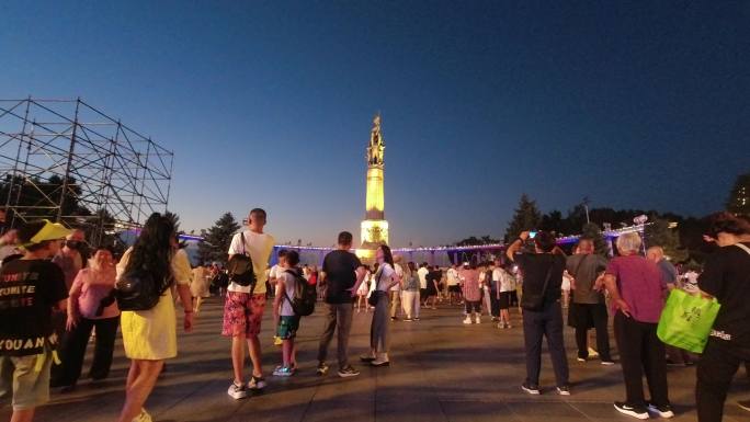 哈尔滨防洪纪念塔夜景延时避暑游客中央大街