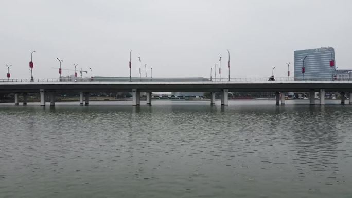 航拍扬州明月湖大桥车流京华城商圈