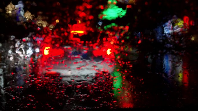 雨天马路车窗窗外红绿灯车尾灯