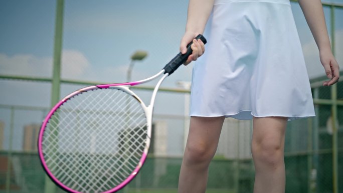 女孩打网球挥拍