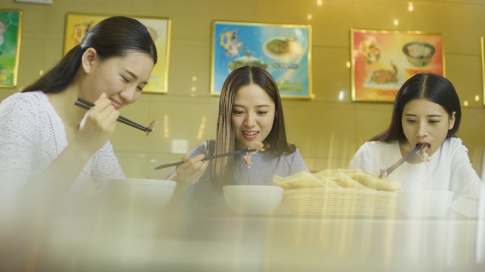 炒菜熬骨汤牛肉面美女吃饭美食面食八大碗