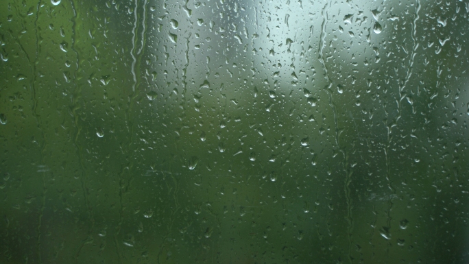 窗户玻璃上的雨水珠视频