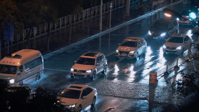 夜晚下雨天街道汽车行驶