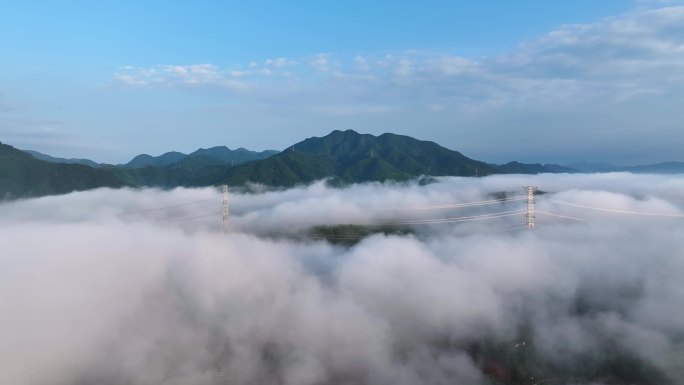 乡村高山顶云海中国家电网架输线路航拍压缆