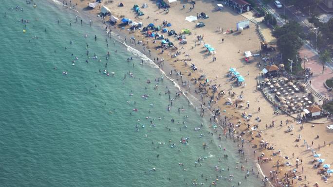 俯瞰青岛海湾沙滩浴场