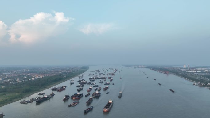 长江河流航拍长江货船货轮运输船只唯美风景