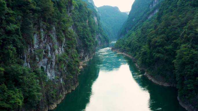 4k航拍峡谷山间溪流河道青山绿水风光