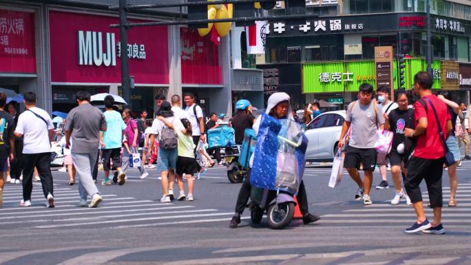 城市夏天暑假酷暑高温炎热街道人群人流汽车