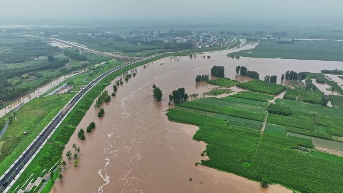 洪水流经农村 淹没农田