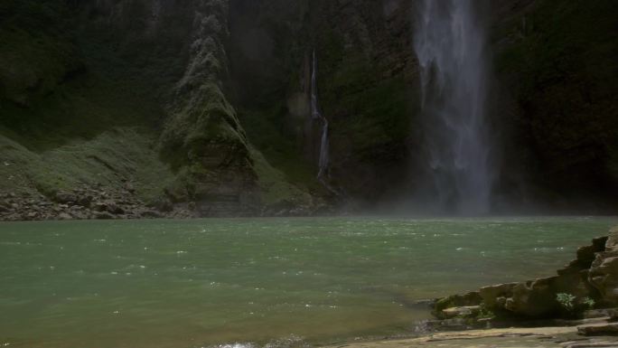 绿水青山间的瀑布