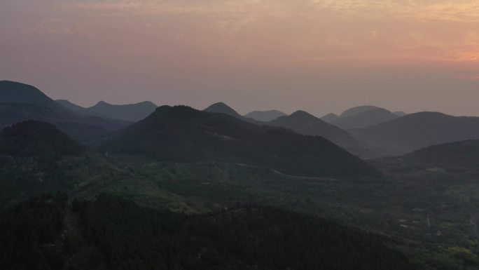 霞光满天的山与城