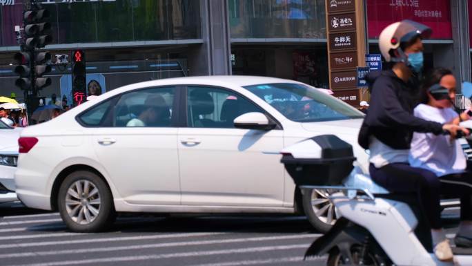 城市夏天暑假酷暑高温炎热街道人群人流汽车