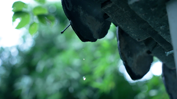 雨中的屋檐，下雨的屋檐滴水，江南雨景