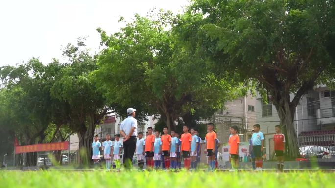 学生草地跑步