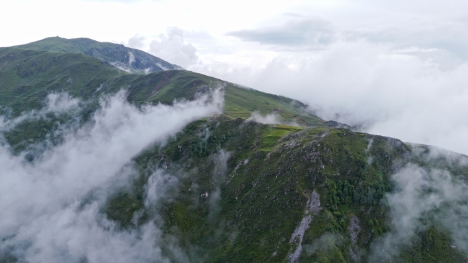 云里雾里的大山航拍