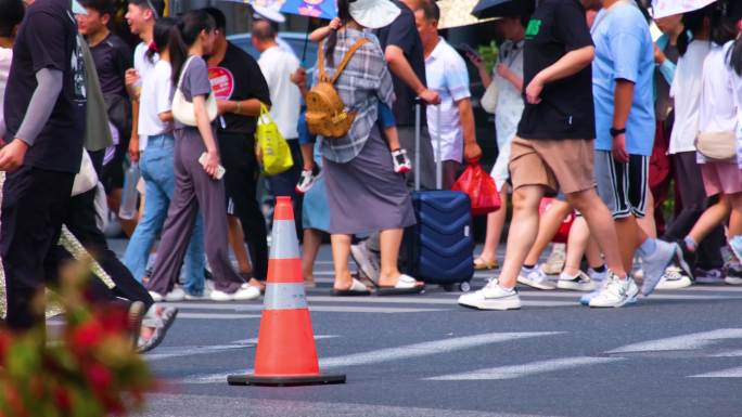 城市夏天暑假酷暑高温炎热街道人群人流汽车