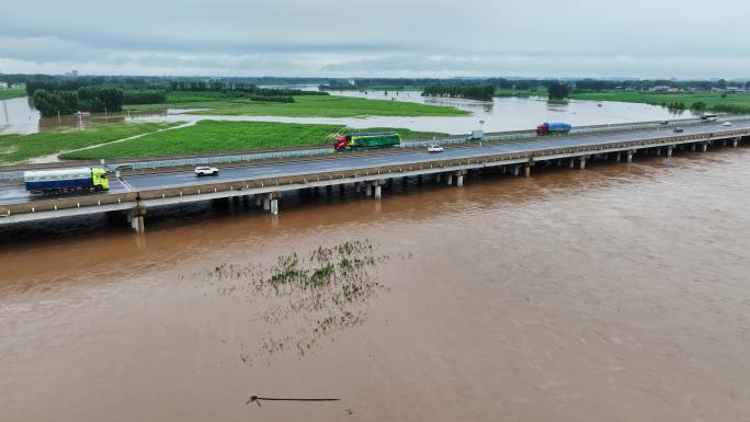 洪水流过高速公路大桥