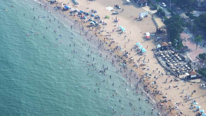 俯瞰青岛海湾沙滩浴场