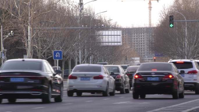 冬天城市 忙忙碌碌的人都市生活车流过马路