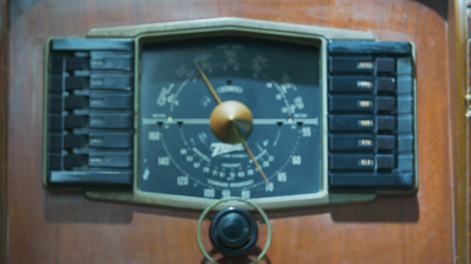世界第一代调频广播收音机古董老旧收音机