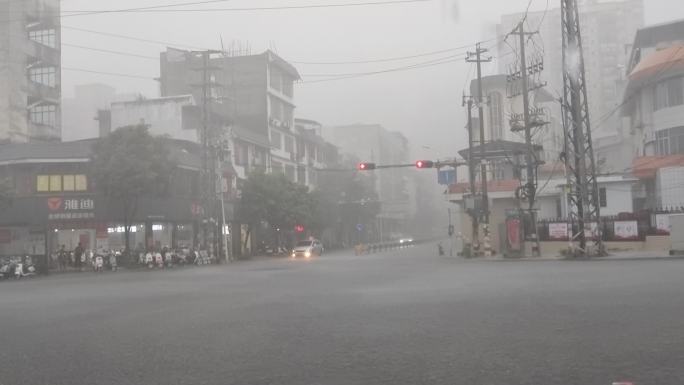 倾盆大雨暴雨倾盆雨景雨滴潮湿路面路面积水