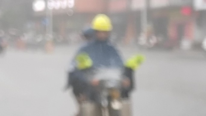 倾盆大雨暴雨倾盆雨景雨滴潮湿路面路面积水