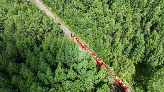 航拍大兴安岭的森林小火车