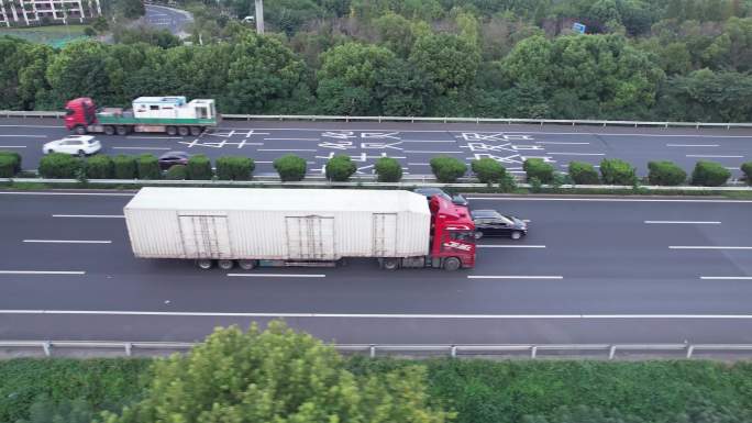 【4K】白色箱货行驶在高速