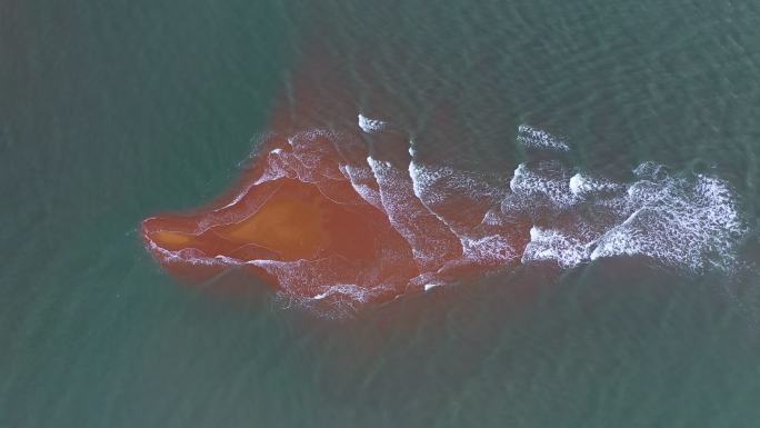 海浪拍打沙滩航拍