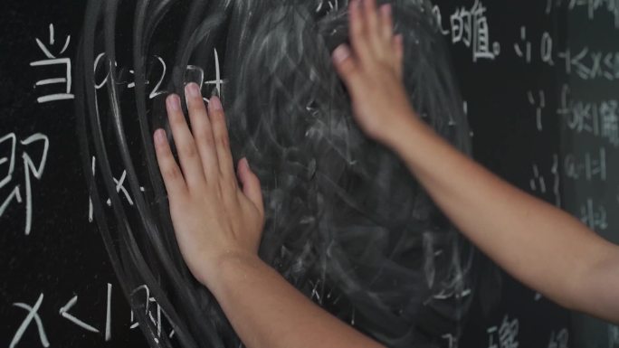 学生看着黑板的数学题快速的写下答案