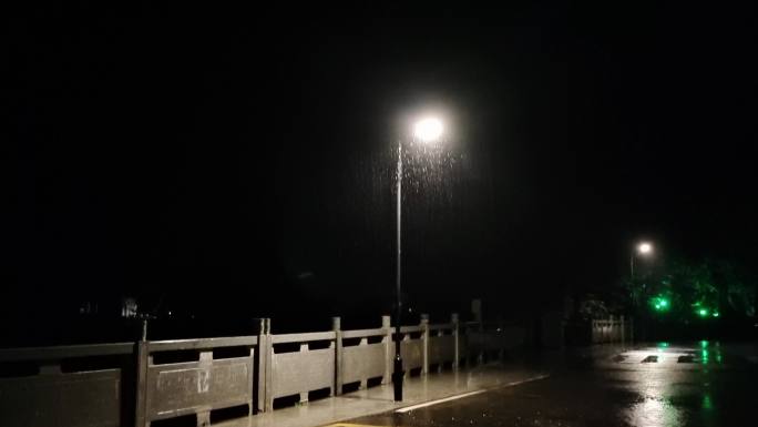 下雨的夜晚雨夜晚城市一角伤感情感路灯城市