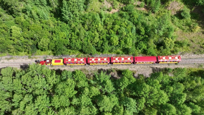 航拍大兴安岭的森林小火车