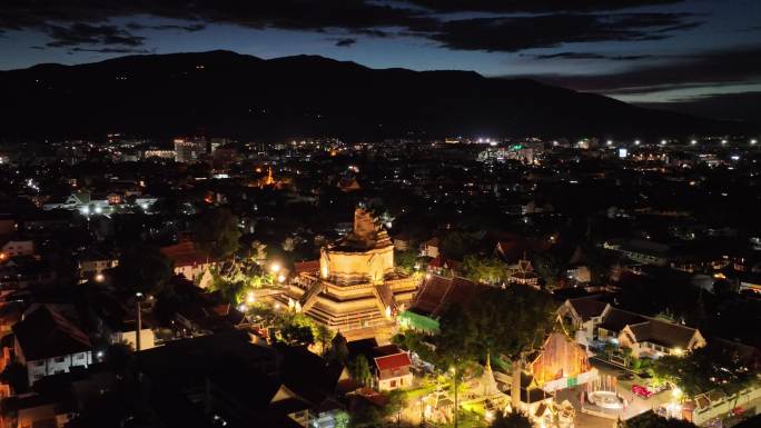 泰国清迈古城契迪龙寺航拍城市夜景风光