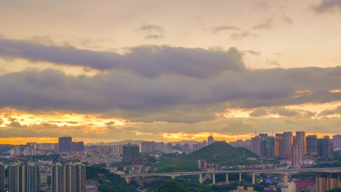 震撼云层挡住太阳一秒变火烧云