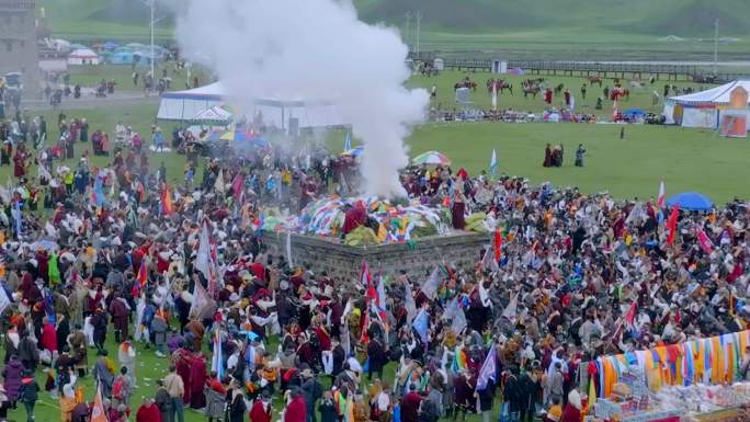 航拍藏族骑马大煨桑盛会 藏族节日庆典