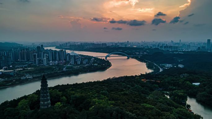 夕阳下的南宁青秀山龙象塔