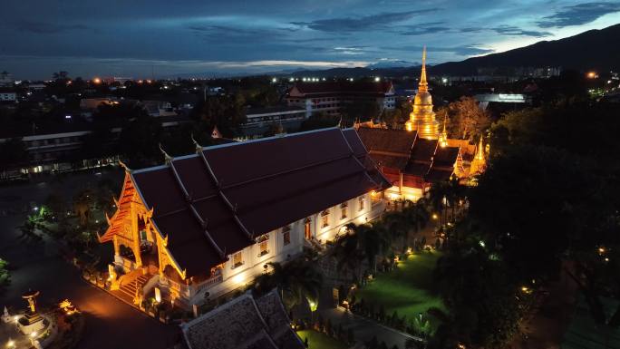 泰国清迈古城帕辛寺航拍城市夜景风光