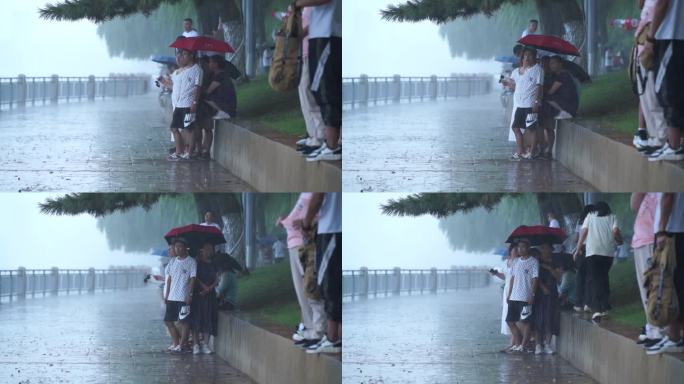 暴雨天游客躲雨