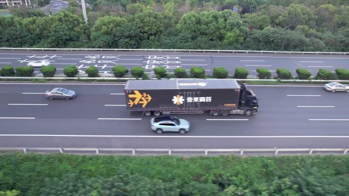 【4K】壹米嘀嗒物流行驶在高速航拍