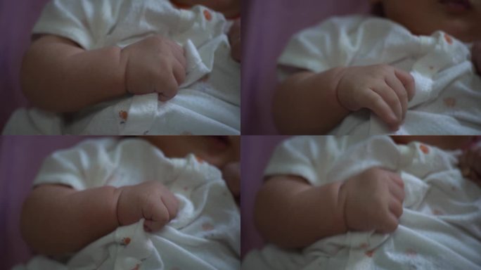 可爱的小宝宝躺在床上 婴儿幼儿小手牵手