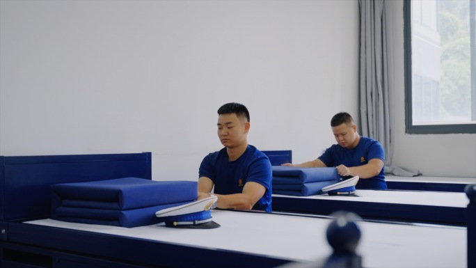 【4K】消防员叠被子