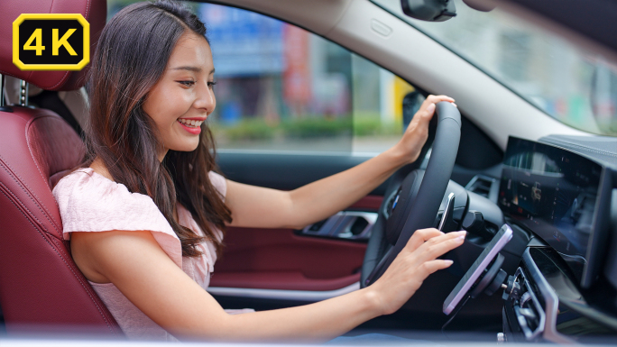 美女驾驶宝马车踩油门行驶过减速带急刹车