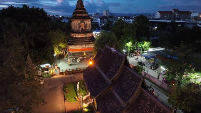 泰国清迈古城罗摩利寺航拍城市夜景风光